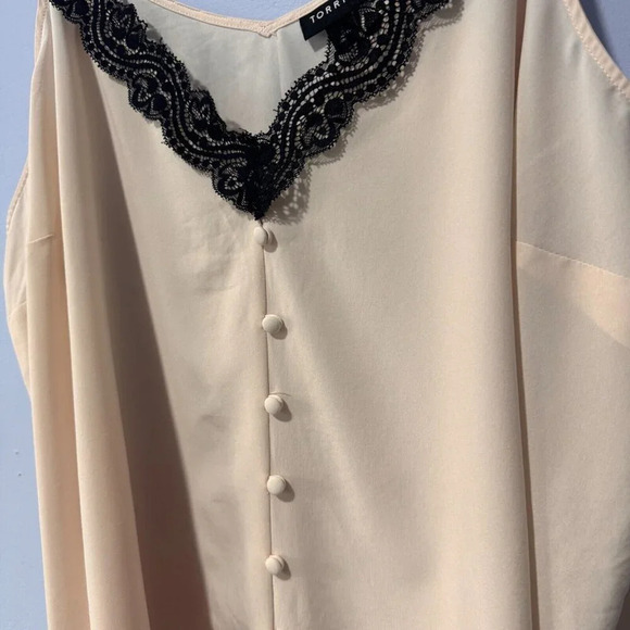 Torrid  very light pink size 2X blouse - Picture 2 of 4